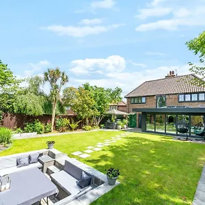 Gatsby With Large Garden And Fancy Hot Tub Chislehurst